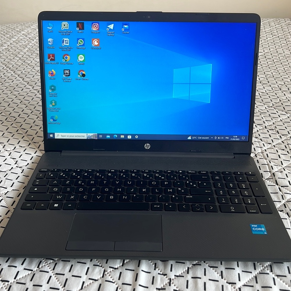 This is an hp laptop with a dark gray colors and 116go that I used for 2month